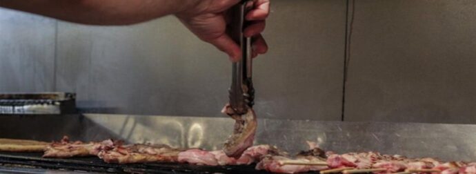 Σουβλάκι… πολυτελείας: Το Reuters μιλά για «τέλος στην φθηνή απόλαυση των Ελλήνων»