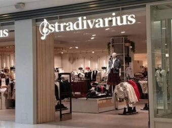 Το sεxy φόρεμα από τα Stradivarius με τιμή ΣΟΚ – Κοστίζει μόνο 19,99 €!