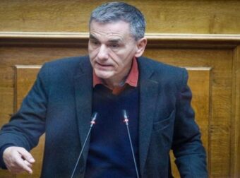 Τσακαλώτος προς Μητσοτάκη: «Του προτείνω να παραιτηθεί και να πάει σε μία παραλία να φιλοσοφήσει»