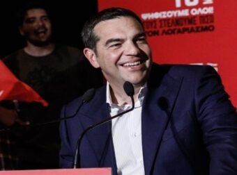 Περήφανος μπαμπάς ο Αλέξης Τσίπρας – Ο μικρός Φοίβος πέρασε στους 13 πρώτους στα πρότυπα σχολεία