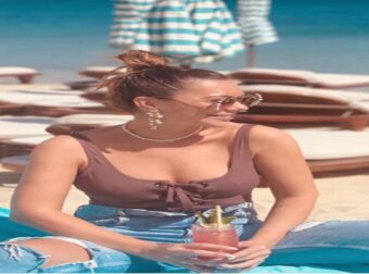 Την αναγνωρίζετε; Είναι η πλουσιότερη Ελληνίδα στον κόσμο και αράζει στη Μύκονο