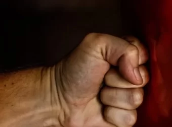 Δολοφονία χθες σε μπαρ της Ραφήνας – Τον σκότωσε με Μπουνιές για τα μάτια μιας γυναίκας