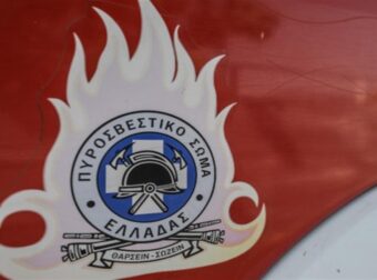 Συναγερμός στο Πέραμα με φωτιά σε ρυμουλκό πλοίο – Επιχειρούν 15 πυροσβέστες με 5 οχήματα