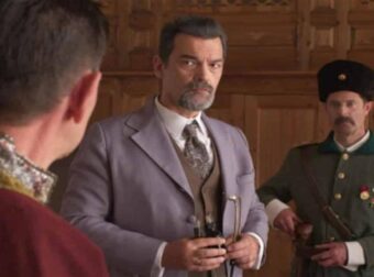 ”Αυτός που πίστευε καρτερούσε…” – O Kωνσταντίνος Καζάκος αποκαλύπτει φωτογραφία του από το «Κόκκινο Ποτάμι»