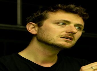 Αλέξανδρος Ραπτοτάσιος: «Δεν γνωρίζω ποιος είναι ο εύκολος δρόμος του life style – Εγώ βρίσκομαι εκεί που υπάρχει δουλειά και εκεί που θέλω κάτι να εκφράσω»