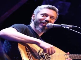 «Εκτός τόπου και χρόνου»: Ο Αλκίνοος Ιωαννίδης στο Faliro Summer Theater