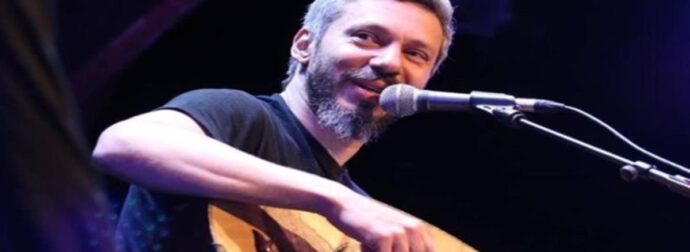 «Εκτός τόπου και χρόνου»: Ο Αλκίνοος Ιωαννίδης στο Faliro Summer Theater