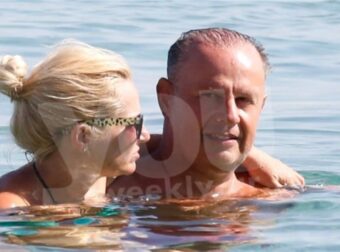 Σπάνιες φωτογραφίες που ήρθαν στο φως – Στην παραλία με ολόσωμο μαγιό και τον Αλεβιζόπουλου αγκαλιά η Μπεκατώρου