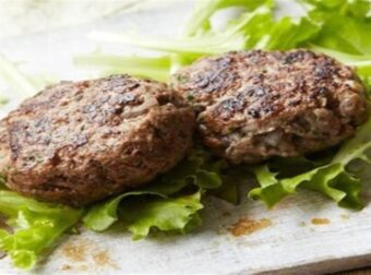 Το μυστικό για ζουμερά χειροποίητα μπιφτέκια – Πώς να μη σας στεγνώνουν στο ψήσιμο