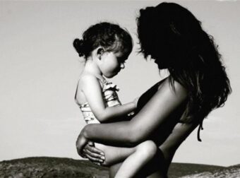 Έπαιζε πιάνο με πιάτο θέα όλο το Αιγαίο – Το συγκινητικό βίντεο με την κόρη του Ρέμου και της Μπόσνιακ