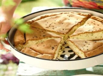 Τυρόπιτα ολικής άλεσης με γιαούρτι, φέτα και δυόσμο έτοιμη σε 20′