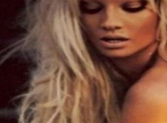 Καuτή εικόνα: Η Τζούλια Αλεξανδράτου ποζάρει μόνο με το εσώρουχο! Ολόγuμνα οπiσθια