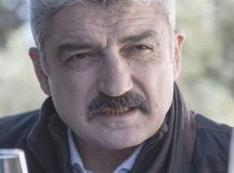 Σασμός: Ο Παύλος Βρουλάκης εμφανίζεται στην κηδεία του Άγγελου και ζητά εκδίκηση – Σε πανικό ο Φραγκιαδάκης