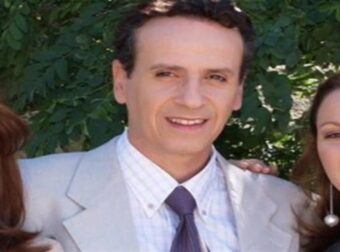 Ηθοποιός του «Καφέ της Χαράς» εξομολογείται: «Ανέβηκα στη σκηνή κι ήμουν κουρέλι, είχα χάσει τον μπαμπά μου» (Video)