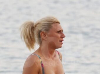 Φωτογραφίες από το 2015 στην Τήνο – Το πραγματικά αρετουσάριστο κορμί της Κατερίνας Καραβάτου με μπικίνι