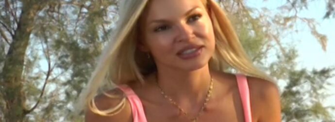 Η Βίκυ Κάβουρα γονατίζει στην άμμο με καuτό μπικίνι και κολάζει