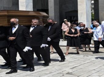 Σε κλίμα βαθιάς οδύνης η κηδεία του Κωνσταντίνου Τζούμα στο Α’ Νεκροταφείο: Φίλοι και συγγενείς τον οδήγησαν στην τελευταία του κατοικία (photos)
