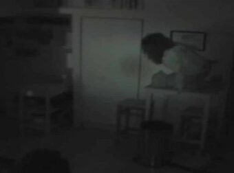 Άκουγε παράξενους θορύβους στην κουζίνα – Όταν έβαλε κρυφή κάμερα πάγωσε με αυτό που είδε (Video)