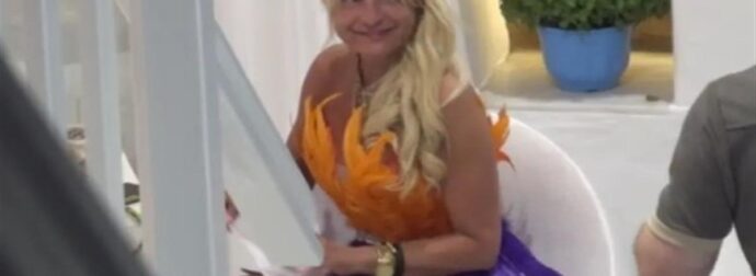 Μαρίνα Πατούλη από… άλλον πλανήτη: Αφήνει εποχή στα καλντερίμια της Μυκόνου – Η άκρως εντυπωσιακή της εμφάνιση με φτερά και πούπουλα!