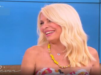 Ελένη Μενεγάκη: H παρουσιάστρια μάς προσκαλεί μαζί της στη θάλασσα