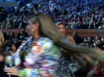 MAD VMA 2022: Πλάνα σοκ από επεισόδια. Εξαφανίζεται τρέχοντας η Παπαρίζου, σοκαρισμένη η Παλιοσπύρου [video]