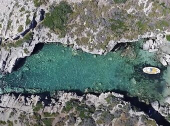 Τιρκουάζ νερά, λίγες ώρες μακριά από την Αθήνα – Βίντεο από την πιο μαγευτική παραλία της Ελλάδας