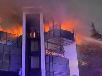 «Μας καίνε! Τρείς εκρήξεις και τώρα καιγόμαστε…»: Φλέγονται τα γραφεια του Νίκου Χατζηνικολάου στο Μαρούσι!