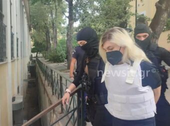 Ρούλα Πισπιρίγκου: Με αλεξίσφαιρο και χειροπέδες πισθάγκωνα στην ανακρίτρια