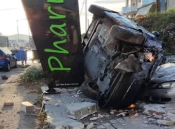 Σοκαριστικό τροχαίο στο Ναύπλιο: Τρελή πορεία ΙΧ – Γκρέμισε μάντρα και έπεσε σε σταθμευμένα οχήματα (Photos)