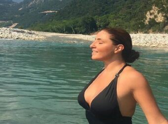 Έλενα Παπαρίζου: Βάζει το μαγιό και ποζάρει ακομπλεξάριστη χωρίς φίλτρα και ρετούς