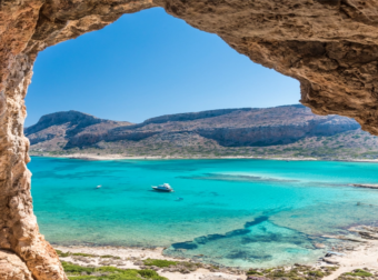 Επτά ελληνικές παραλίες που «έχουν να πουν πολλά» στην ψυχή και το σώμα σας