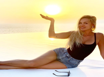 Η Βίκυ Κάβουρα γονατίζει στην άμμο και το Instagram παραληρεί