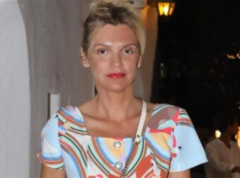 1.900 ευρώ κοστίζει η Gucci τσάντα της Σάσας Σταμάτη – Την κράτησε στη Μύκονο και τράβηξε όλα τα βλέμματα