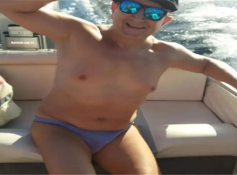 Σπύρος Μπιμπίλας: Δείτε τον με μικροσκοπικό μαγιό και ολική αποτρίχωση μετά τη μεταμόσχευση μαλλιών [φωτο]