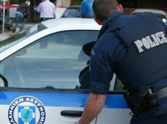 Σαλονικιά, έπιασε τον σύζυγό της με άλλη στο αμάξι, έβγαλε φωτό και την έστειλε στον άνδρα της