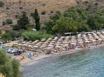 Αίγινα: Επιχειρηματίας γέμισε με 140 σετ ομπρέλες την παραλία, ενώ είχε άδεια μόνο για 24