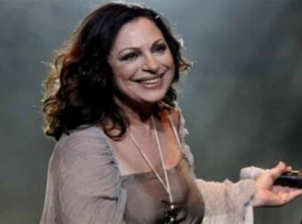 Πρώην και νυν μαζί – Η Χάρις Αλεξίου αγκαλιά με τον άντρα της και την σύντροφό του