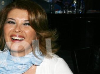 Με ριγέ μπικίνι αλλά όχι στην Πάρο – Η Σοφία Αλιμπέρτη έβαλε ”φωτιές” και σε άλλο νησί των Κυκλάδων