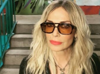 To jewelry body 92.000 κρυστάλλων με το οποίο εμφανίστηκε η Άννα Βίσση σε stage της Μυκόνου