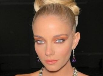 Σε ξεγελάει και όμως είναι φόρεμα – Με ροζ πούπουλα στο μπούστο εμφανίστηκε η Δούκισσα Νομικού