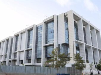 Εφετείο Αθηνών: Άγνωστος «μπούκαρε» με το αυτοκίνητό του στο πάρκινγκ