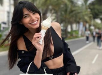 Με βερικοκί ολόσωμο μαγιό η Ηλιάνα Παπαγεωργίου στο χωριό της – Στο βρήκαμε με 15,99 ευρώ