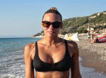 Χωρίς ίχνος μακιγιάζ και ρετούς – Η Ιωάννα Μαλέσκου ποζάρει πάνω στα βράχια με το μπικίνι της και προκαλεί “σάλο”