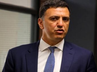Κικίλιας: «Ο μόνος που αγαπάει τους Έλληνες είναι ο Κυριάκος Μητσοτάκης»