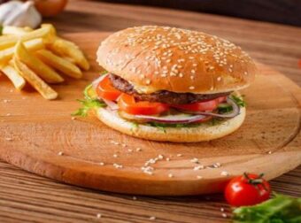 Μην ξαναφάτε σε ξύλινο πιάτο: Ποιοι οι κίνδυνοι υγείας. Προσοχή