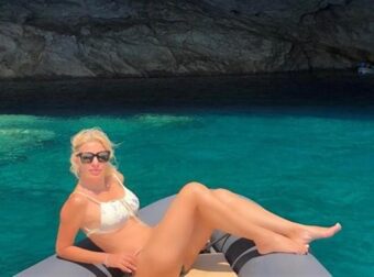 Ελένη Μενεγάκη με μπικίνι σε σκάφος: «Μόνο εδώ βρίσκεις λίγη δροσιά». Δείτε τη νέα φωτογραφία