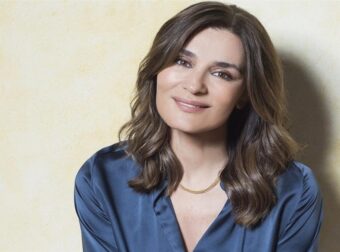 Η Μαρία Ναυπλιώτου, λίγο πριν τη Στοργή, ποζάρει τόπλες στην παραλία