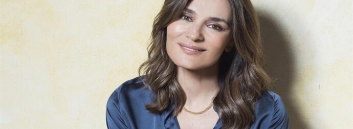 Η Μαρία Ναυπλιώτου, λίγο πριν τη Στοργή, ποζάρει τόπλες στην παραλία