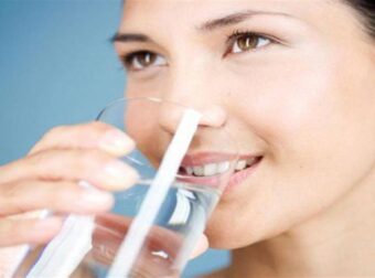 Τι παθαίνει το σώμα αν πίνετε νερό με άδειο στομάχι μόλις ξυπνάτε