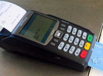 Τέλος στις «αποδείξεις» του POS: Τι αλλάζει η αυτόματη διαβίβαση στην ΑΑΔΕ